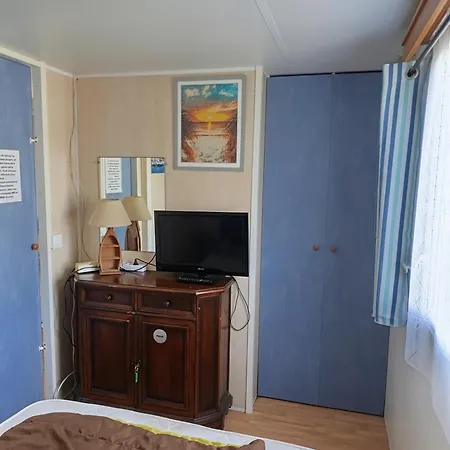 Camping Mobil 6 Place A 900 Metres De La *