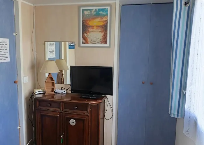 Camping Mobil 6 Place A 900 Metres De La *